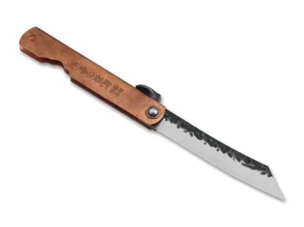 Nóż Higo Irogane Składany nóż Higo Irogane jest wykonany z miedzi, dzięki czemu z czasem tworzy się na nim wyjątkowa patyna. Archaiczne wykończenie ostrza 7CR jest młotkowane na płaskiej stronie ostrza i satynowane na skosie. Z otworem na smycz.