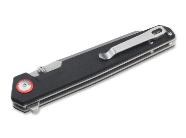 Nóż Magnum Brachyptera Magnum Brachyptera o wyglądzie technicznym, który jest wyposażony w wąskie ostrze z 440A, prezentuje się jako smukły, prosty i nowoczesny. Niezwykłe ostrze Wharncliff można otworzyć za pomocą kciuka lub płetwy i zabezpieczyć solidnym blokadą liner lock. Środkiem optycznym scyzoryka jest czerwona anodowana podkładka pod śrubą osi ostrza, która silnie kontrastuje z czarną łuską rękojeści wykonaną z teksturowanego G10. Z praktycznym głębokim klipsem do przenoszenia (tip-up / r).