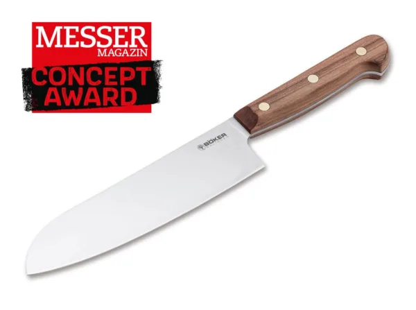 Nóż Santoku Böker Solingen Cottage-Craft Tak zwani Kotten kształtują historię miasta Solingen od XIV wieku. Masywne osełki napędzane były czystą wodą, a słynne na całym świecie ostrza szlifowano ręcznie. Seria noży szefa kuchni Böker Cottage-Craft imponująco kontynuuje dziedzictwo tego tradycyjnego rzemiosła i zachwyca starannie dobranym wyborem klasycznych materiałów. Na szczególną uwagę zasługuje zastosowanie rdzewnej stali węglowej C75, która po krótkim okresie użytkowania tworzy typową niebiesko-szarą patynę. Naturalne drewno śliwkowe użyte do wykonania muszli rękojeści jest twarde, gęste i drobnoporowate, ma jednolitą strukturę i uderzające spektrum kolorów. Zgodnie z wielowiekową tradycją produkcji noży z Solingen, łuski rękojeści są mocowane na ciągłym trzpieniu ostrza za pomocą nitów z litego mosiądzu.Nóż, który staje się coraz bardziej popularny w Europie, to Santoku. Pierwotnie był to japoński kształt ostrza noża użytkowego. W tłumaczeniu jego nazwa oznacza „Trzy cnoty” i nadaje się równie dobrze do mięsa, ryb i warzyw. Dzięki szerokiemu ostrzu Santoku jest szczególnie łatwy w obsłudze.CARBON STEEL C75 Całkowicie naturalną właściwością materiału jest to, że podczas używania noża powstaje patyna. Szaroniebieskie zmatowienie ostrza jest całkowicie normalne i nie jest w żaden sposób wadą. Wręcz przeciwnie, powstała w ten sposób patyna (warstwa tlenku) tworzy na ostrzu warstwę ochronną, która zwiększa jego odporność na warunki zewnętrzne. Ta patyna jest często widoczna już po pierwszym użyciu i nie można jej ponownie usunąć. Ekspert natychmiast rozpoznaje wynikającą z tego wysokiej jakości stal węglową. Przy odpowiedniej pielęgnacji stal węglowa ma taką samą żywotność jak nowoczesna stal nierdzewna. CZYSZCZENIE I PIELĘGNACJA Stal węglowa jest jednym z rdzewnych rodzajów stali i wymaga celowej, ale minimalnej konserwacji. W kuchni wystarczy opłukać nóż pod gorącą bieżącą wodą i osuszyć ściereczką. W przypadku dłuższego przechowywania ostrze należy konserwować odpowiednim olejem. Idealny do tego celu jest bezkwasowy, nieżywiczny i nielotny olej Boker Camellia (nr kat. 04BO175). Jest olejem czysto roślinnym i idealnie nadaje się do konserwacji rdzewnych noży kuchennych, w przeciwieństwie do innych olejów pielęgnacyjnych – nie tworzy emulsji z wodą. Z drugiej strony, używanie zmywarki niszczy drobne struktury stali węglowej, podobnie jak pozostawianie ostrza w zlewie na dłuższy czas bez czyszczenia. Rzadko stosowana w nożach kuchennych stal węglowa, ze względu na swoje właściwości można ją łatwo ostrzyć, dzięki czemu noże Boker Cottage Craft stają się lojalnymi i niezawodnymi towarzyszami na całe życie i kontynuują pisanie własnej historii.