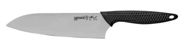 Nóż Santoku Samura Golf AUS-8 Santoku czyli azjatycki nóż szefa kuchni. Jest trochę krótszy od swojego europejskiego odpowiednika, za to trochę szerszy, co pozwala na używanie go np. jako łopatki do przekładania pokrojonego mięsa lub warzyw na patelnię.Warunki użytkowania i konserwacji noży Samura:• Przed pierwszym użyciem zanurz noże w gorącej wodzie.• Używaj noży kuchennych tylko na deskach drewnianych lub plastikowych (płyty szklane uszkadzają krawędź tnącą noża).• Nie używaj noży do rozdrabniania produktu i nie tnij produktów mrożonych.• Nie używaj noży do krojenia produktów kostnych (mięso, kurczak itp.) i nie tnij nimi kości.• Nie pozostawiaj noży w wodzie lub w zlewie na dłuższy czas. Wpłynie to negatywnie na materiał (może zardzewieć) i ostrość noża;• Zalecamy ręczne czyszczenie noży przy użyciu materiałów nieściernych i natychmiastowe wysuszenie.• Noże trzymaj w specjalnym bloku na noże, pudełku na noże, stojaku na noże itp. Upewnij się, że ostrza nie dotykają innych metalowych przedmiotów.• Zalecamy regularne ostrzenie noży stalką lub ceramicznym prętem ostrzącym. Podczas procesu ostrzenia upewnij się, że oryginalny kąt krawędzi jest utrzymywany na poziomie 15-17 stopni, który jest ustawiony w procesie produkcyjnym.• Nie zalecamy mycia noży w zmywarce do naczyń.