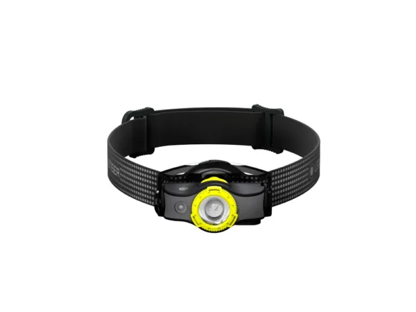 Latarka Ledlenser MH5 black/yellow Czołówka dla biegających w lesie i w górach przygotowana do każdych warunków outdorowych.. Czołowka MH5, dzięki posiadanemu systemowi Mounting System może być wykorzystana jako wiefunkcyjna. Za szybkie rozogniskowywanie odpowiedzialny jest Advanced Focus System. Szybkie i łatwe ładowanie akumulatora dzięki Magnetic Charge System. Zostosowanie alternatywne to baterie AA. Dodatkowo czerwone światło do widzenia w nocy.Charakterystyka:- Innowacyjny system montażowy umożliwia łatwe zdejmowanie i ponowne zakładanie głowicy latarki, co gwarantuje maksymalną swobodę użytkowania,- Dual Power Source: W zestawie akumulator Li-ion i ładowarka. Możliwe też korzystanie z baterii AA,- Magnetic Charge System do łatwego ładowania,- Dodatkowe swiatło czerwone LED do widzenia w nocy,- Możliwie zdjęcie i umieszczenie głowicy dzięki dodatkowemu klipsowi. Popularne czołówki MH5 zyskały nie tylko dodatkowe warianty kolorystyczne, ale także nowy, magnetyczny system ładowania. Oznacza to możliwość doładowania latarki bez wyciągania akumulatora. 