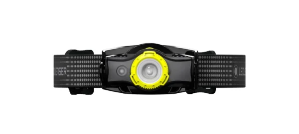 Latarka Ledlenser MH5 black/yellow Czołówka dla biegających w lesie i w górach przygotowana do każdych warunków outdorowych.. Czołowka MH5, dzięki posiadanemu systemowi Mounting System może być wykorzystana jako wiefunkcyjna. Za szybkie rozogniskowywanie odpowiedzialny jest Advanced Focus System. Szybkie i łatwe ładowanie akumulatora dzięki Magnetic Charge System. Zostosowanie alternatywne to baterie AA. Dodatkowo czerwone światło do widzenia w nocy.Charakterystyka:- Innowacyjny system montażowy umożliwia łatwe zdejmowanie i ponowne zakładanie głowicy latarki, co gwarantuje maksymalną swobodę użytkowania,- Dual Power Source: W zestawie akumulator Li-ion i ładowarka. Możliwe też korzystanie z baterii AA,- Magnetic Charge System do łatwego ładowania,- Dodatkowe swiatło czerwone LED do widzenia w nocy,- Możliwie zdjęcie i umieszczenie głowicy dzięki dodatkowemu klipsowi. Popularne czołówki MH5 zyskały nie tylko dodatkowe warianty kolorystyczne, ale także nowy, magnetyczny system ładowania. Oznacza to możliwość doładowania latarki bez wyciągania akumulatora. 