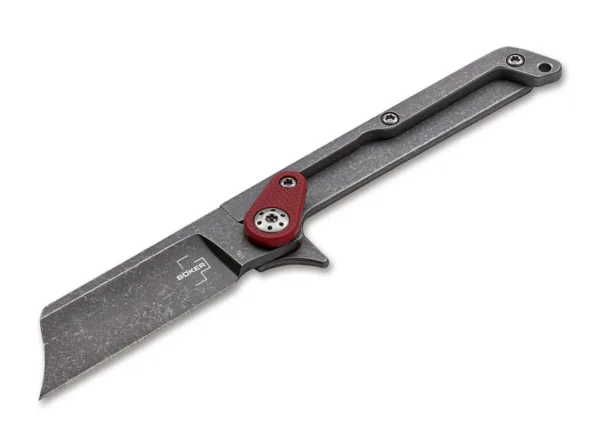 Nóż Böker Plus Fragment G10 Znakomity Boker Plus Fragment przekonuje jako lekki nóż EDC lub nóż zapasowy o wyjątkowo zredukowanej konstrukcji. Poręczny nóż całkowicie rezygnuje z przedniej okładki i opiera się na minimalistycznej konstrukcji, która łączy śrubę osi ostrza z tylnym uchwytem. Zmodyfikowane ostrze typu sheepfoot jest wykonane ze stopu kobaltu 9Cr13MoV i podobnie jak cała konstrukcja trzpienia ze stali, jest wykończone w stylu stonewash. Bezpieczeństwo użytkowania nowoczesnego noża składanego ze złączem slipjoint jest dodatkowo zwiększone przez 90-stopniowy ogranicznik podczas otwierania i zamykania ostrza oraz osłonę palców. Z otworem na smycz i praktycznym głębokim klipsem do przenoszenia (tip-up / r).