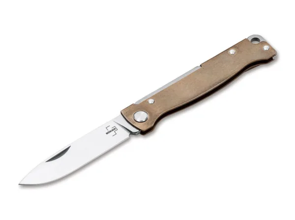 Nóż Böker Plus Atlas Brass Boker Plus Atlas to niezawodny nóż z przegubem przesuwnym i korpusem ze stali nierdzewnej. Minimalistyczna konstrukcja jest niezwykle wytrzymała i sprawia, że ten poręczny nóż jest idealnym towarzyszem w każdej sytuacji. Satynowe ostrze typu droppoint wykonane z 12C27 jest otwierane przez nacięcie bez problemu radzi sobie ze wszystkimi codziennymi zadaniami cięcia. Z otworem na smycz i klipsem (tip-up / r).