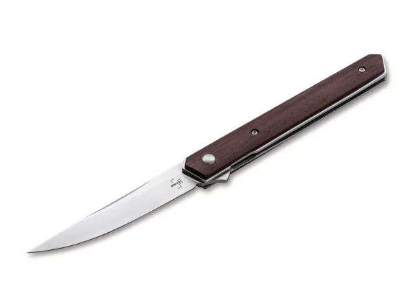 Nóż Böker Plus Kwaiken Air Cocobolo Brown Boker Plus Kwaiken Air Cocobolo od Lucasa Burnleya rozszerza dynastię odnoszącej sukcesy rodziny Kwaiken o elegancką lekką wersję. Dzięki prostemu i praktycznemu kształtowi ten nowoczesny scyzoryk stał się prawdziwą ikoną. Czyste linie i smukła konstrukcja tego modelu zostały dodatkowo zoptymalizowane, aby osiągnąć bezkompromisową redukcję wagi, chociaż nóż nadal trzyma całe ostrze, gdy jest zamknięty. Flipper zapewnia intuicyjną obsługę i dodatkowe bezpieczeństwo, a linerlock bezpiecznie blokuje ostrze łożyska kulkowego VG-10 z satynowym wykończeniem Hairline. Lekkość teczki Gentleman Folder podkreślają łuski na rękojeściach z delikatnego drewna cocobolo oraz zdejmowany, głęboki klips do przenoszenia (tip-up/r). Z otworem na smycz i wysokiej jakości nylonowym etui do przechowywania.