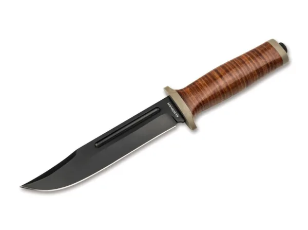 Nóż Magnum Ranger Field Bowie Magnum Ranger Field Bowie łączy sprawdzony kształt noża z nowoczesnym materiałem, ponieważ lepszy jest wrogiem dobra. Według amerykańskiej marynarki wojennej SEAL, światowej sławy USMC Bowie jest najlepszym nożem na świecie. Niemniej jednak odważyliśmy się go ulepszyć dzięki Magnum RFB. Rękojeść i gałka końcowa nie są jak zwykle wykonane z metalu, ale z lekkiego i niezwykle wytrzymałego G10. Skutkuje to znaczną redukcją wagi, aw połączeniu z brązową rękojeścią wykonaną z owiniętej skóry i powlekanym na czarno ostrzem nadaje nożowi nowoczesny, atrakcyjny wygląd. Imponujące ostrze Bowie wykonane z 7Cr17MoV ma charakterystyczne ricaso i wyraźny wydrążony rowek. Z wysokiej jakości czarną skórzaną pochwą i praktycznym uchwytem.