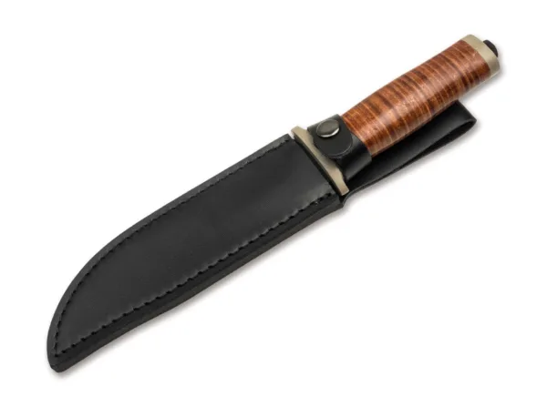 Nóż Magnum Ranger Field Bowie Magnum Ranger Field Bowie łączy sprawdzony kształt noża z nowoczesnym materiałem, ponieważ lepszy jest wrogiem dobra. Według amerykańskiej marynarki wojennej SEAL, światowej sławy USMC Bowie jest najlepszym nożem na świecie. Niemniej jednak odważyliśmy się go ulepszyć dzięki Magnum RFB. Rękojeść i gałka końcowa nie są jak zwykle wykonane z metalu, ale z lekkiego i niezwykle wytrzymałego G10. Skutkuje to znaczną redukcją wagi, aw połączeniu z brązową rękojeścią wykonaną z owiniętej skóry i powlekanym na czarno ostrzem nadaje nożowi nowoczesny, atrakcyjny wygląd. Imponujące ostrze Bowie wykonane z 7Cr17MoV ma charakterystyczne ricaso i wyraźny wydrążony rowek. Z wysokiej jakości czarną skórzaną pochwą i praktycznym uchwytem.