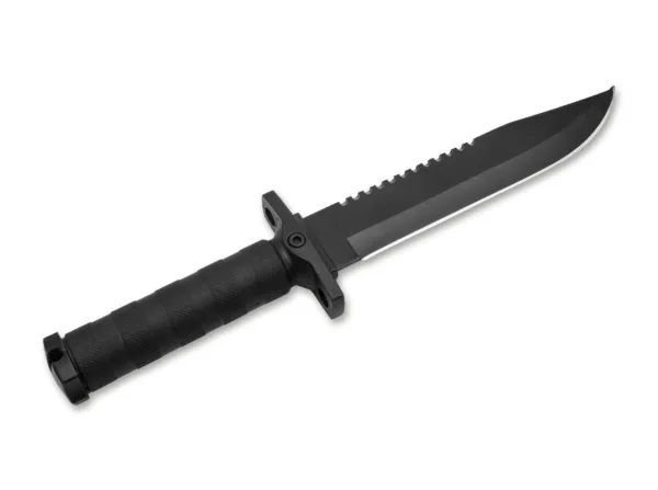 Nóż Magnum John Jay Survival Knife Masywny nóż Magnum John Jay Survival Knife to imponujący nóż survivalowy w duchu klasy noży stworzonych przez Jimmy'ego Lile'a i rozsławionych na całym świecie przez film Rambo w 1982 roku. Jednak ze względu na stabilność Magnum JJSK nie jest wyposażony w kontrowersyjny wydrążony uchwyt, ale ma solidny uchwyt wykonany z niezniszczalnego FRN. Dzięki dodatkowej gumowej powłoce antypoślizgowy uchwyt zawsze pewnie leży w dłoni, nawet w mokrych warunkach, a symetryczny element parowania dodatkowo zwiększa bezpieczeństwo pracy. Otwory w osłonie dłoni umożliwiają przymocowanie noża za pomocą sznurka, drutu, opasek kablowych lub taśmy tekstylnej, dzięki czemu można go również użyć na przykład jako prowizorycznej włóczni. Potężne ostrze Bowie wykonane ze stali nierdzewnej i odpornej na wstrząsy 7Cr17MoV jest pomalowane na czarno i dodatkowo wyposażone w typową piłę tylną. Idealnie dopasowana czarna, plastikowa pochwa, dzięki licznym otworom, oferuje szerokie możliwości zapinania odzieży i sprzętu, podczas gdy sama szlufka jest zaprojektowana jako zintegrowany klips. Z praktycznym otworem na smycz w pokrętle końcowym.