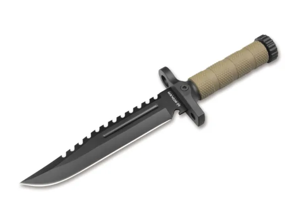 Nóż Magnum M-Spec Survival Knife W pełni rozwinięte noże survivalowe, takie jak nóż Magnum M-Spec Survival Knife, zostały stworzone dekady temu przez Jimmy'ego Lile'a i stały się znane na całym świecie najpóźniej w filmie Rambo w 1982 roku. Jednak ze względu na stabilność Magnum MSSK nie jest wyposażony w kontrowersyjny wydrążony uchwyt, ale ma solidny uchwyt wykonany z niezniszczalnego FRN. Dzięki oliwkowozielonej gumowej powłoce antypoślizgowy uchwyt zawsze pewnie leży w dłoni, nawet w mokrych warunkach, a czarny element parowania dodatkowo zwiększa bezpieczeństwo pracy. Otwór w osłonie dłoni, przypominający pierścień lufy bagnetu, pozwala na mocowanie noża za pomocą sznurka, drutu, opasek kablowych lub taśmy tekstylnej, dzięki czemu może służyć również jako prowizoryczna włócznia, np. . Potężne ostrze Bowie wykonane ze stali nierdzewnej i odpornej na wstrząsy 7Cr17MoV jest pomalowane na czarno i dodatkowo wyposażone w typową piłę tylną. Idealnie dopasowana czarna, plastikowa pochwa, dzięki licznym otworom, daje szerokie możliwości zapinania odzieży i sprzętu, a dodatkowo jest wyposażona we wbudowany kompas oraz praktyczną podpałkę. Rzeczywista szlufka jest zaprojektowana jako zintegrowany klips.