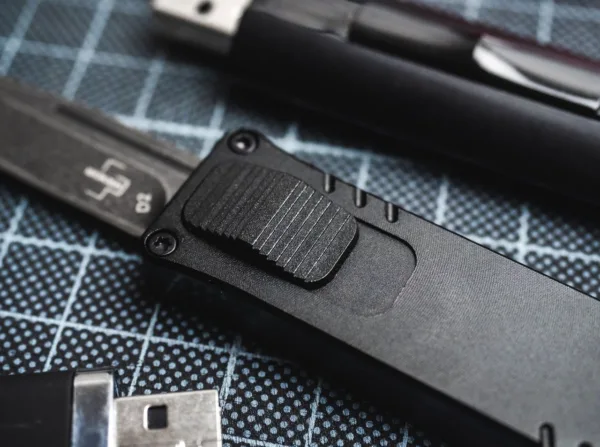 Nóż Böker Plus USA USB OTF Black Jako przenośny nośnik pamięci, pendrive'y stały się integralną częścią naszego codziennego życia. Boker i CobraTec, producent noży z USA specjalizujący się w pierwszorzędnych nożach OTF, tworzą synergię i przedstawiają Boker Plus USB OTF, który mocno przypomina charakterystyczny design zwykłych pendrive'ów USB. Nóż automatyczny posiada suwak z przodu rękojeści, który pozwala ostrzu D2 wystrzelić z rękojeści z szybkością strzały. Dzięki praktycznej obsłudze jedną ręką małe codzienne prace związane z cięciem są więc wykonywane w mgnieniu oka. Eleganckie, ciemne, stonewash wykończenie głowni doskonale współgra z prostą rękojeścią wykonaną z frezowanego CNC aluminium 6061-T6. Dzięki otworowi na smycz nóż można również idealnie nosić na breloczku do kluczy. Wyprodukowano we współpracy z firmą CobraTec, specjalistą Texas OTF.