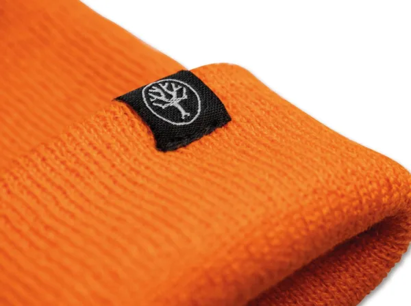 Czapka Böker Solingen Beanie Orange Nowoczesna czapka Boker Beanie w kolorze pomarańczowym utrzymuje ciepło nawet na najchłodniejszej głowie i doskonale dopełnia swobodny wygląd w mroźne dni wiosną, jesienią i zimą. Miękka tkanina akrylowa jest niezwykle wygodna w noszeniu i jest oddychająca. Elastyczny pas idealnie dopasowuje się do kształtu głowy i posiada na przodzie dyskretne logo Boker, które jest widoczne nawet po zagiętym rondzie. Czapka w jednym rozmiarze. 