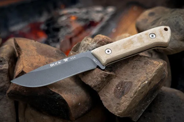 Nóż Buck 104 Compadre Camp Knife 12245 Unikalny nóż outdoorowy z serii COMPADRE. Nowoczesny design i niezwykła ergonomia czynią z BUCKA 104 świetne, multizadaniowe narzędzie outdoorowe.Dzięki swej budowie sprawdzi się w ciężkich warunkach. Można go wykorzystać do krojenia, cięcia, przebijania. Jest niezwykle odporny i wytrzymały, dzięki czemu posłuży użytkownikowi wiele lat. Ostrze typu full tang wykonane jest z bardzo wytrzymałej stali 5160 z węglowym wykończeniem dodającym stylu, jednocześnie chroniącym przed rdzą i korozją. Nóż  posiada drewnianą rękojeść wykonaną z micarty oraz elegancki czarny skórzany futerał do noszenia. Dożywotnia gwarancja. Do ekstremalnych zastosowań Dożywotnia gwarancja Wyprodukowany w USA