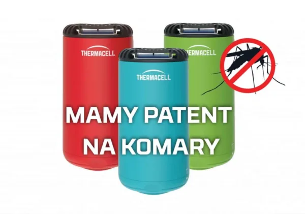 Odstraszacz komarów Thermacell Patio Shield Blue Na komary w ogrodzie – Patio Shield  w kolorze niebieskimProdukt z Atestem PZH wydanym przez Państwowy Instytut Zdrowia Publicznego. Produkt bezpieczny dla ludzi i środowiska.Na komary w ogrodzie! Mamy to! Najnowsza odsłona linii Thermacell, Patio Shield to kompaktowe i stylowe urządzenie dostępne w trzech unikatowych kolorach, które będzie dobrze wyglądać na każdym patio, tarasie lub balkonie. Urządzenie odstrasza komary poprzez emisję d-aletryny, która tworzy wokół urządzenia parasol ochronny o powierzchni 20m². Urządzenie można w każdej chwili włączyć i wyłączyć, dzięki czemu podstawowy zestaw na 12 godzin starcza na wiele dni ochrony przed komarami.Thermacell chroni przed komarami, meszkami bez hałasu, bez użycia DEET oraz bez otwartego ognia. Wystarczy jedno kliknięcie, a urządzenie zapewni bezwonną, niewidoczną i ciągłą ochronę przed komarami, również tymi co przenoszą wirusy i inne groźne choroby. Patio Shield zapewni Tobie i twojej rodzinie pełną ochronę i satysfakcję przed komarami na powierzchni 20m².Urządzenie idealnie sprawdzi się zarówno podczas wypoczynku na świeżym powietrzu, na tarasie lub balkonie jak i podczas wykonywania prac w ogrodzie.Stwórz swoją strefę bez komarów i meszek z urządzeniem Thermacell Patio Shield Ponad 96% skuteczności potwierdzone badaniami Niezawodne urządzenie odstraszające komary i meszki Urządzenie jest bezprzewodowe, przenośne i lekkie Działa na wszystkie rodzaje komarów, również te egzotyczne które przenoszą choroby Dostępny w 2 dodatkowych kolorach: czerwonym i niebieskim Osiąga pełną skuteczność już po 10-15 minutach od włączeniaZestaw zawiera: Urządzenie Thermacell Patio Shield w kolorze zielonym 3 x maty odstraszające (każda mata zapewnia 4 godziny ochrony przed komarami) 1 x kartridż z butanem (jeden kartridż pozwala na 12 godzin pracy urządzenia)Urządzenie można w każdej chwili włączyć i wyłączyć, dzięki czemu podstawowy zestaw na 12 godzin starcza na wiele dni ochrony przed komarami Zasada działania urządzenia:Dzięki podgrzewaniu nasączonej maty, uwalniany jest środek aktywny – d-aletryna. Substancja ta, która jest zsyntetyzowanym składnikiem występującym w naturze w chryzantemach, skutecznie trzyma komary na dystans od urządzenia je emitującego. Środek występujący naturalnie w środowisku, jest całkowicie bezpieczny i niewyczuwalny dla człowieka.Sprawdź jak dokładnie działa urządzenie Thermacell –  Opis urządzeniaThermacell chroni przed komarami bez hałasu, bez użycia szkodliwej substancji DEET oraz bez otwartego ognia. Wystarczy jedno kliknięcie, a urządzenie zapewni bezwonną, niewidoczną i ciągłą ochronę przed komarami, również tymi co przenoszą wirusy i inne groźne choroby. Urządzenie osiąga pełną skuteczność już po niespełna 10-15 minutach od włączenia. Od tej pory można cieszyć się powierzchnią 20m² wolną od uciążliwych komarów oraz meszek.