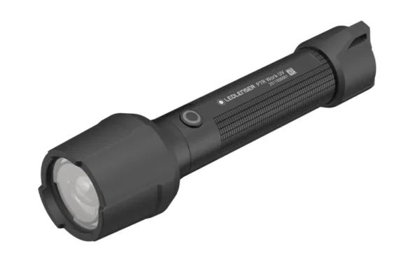 Latarka Ledlenser P7R Work UV Ta lampa jest prawie niezniszczalna. Woda i kurz nie mogą uszkodzić pracy P7R Work UV dzięki technologii Flex Sealing (IP68). Gumowa osłona na końcu uchwytu i na soczewce zapewniają łatwą amortyzację uderzeń i wstrząsów. I na koniec - materiał obudowy okazuje się również odporny na chemikalia. Wnętrze P7R Work UV są tak samo imponujące. Ekstremalna moc światła, wartość CRI 90 dla szczególnie naturalnego odwzorowania kolorów, niestandardowe funkcje oświetlenia czy praktyczny system ładowania magnetycznego to tylko niektóre z cech, które znajdziesz w tej latarce.Z boku obudowy umieszczono również pomocnicze światło UV, dzięki któremu można szybko sprawdzić autentyczność banknotów czy dokumentów posiadających wodne znaki lub też pomoże odszukać fluorescencyjne elementy bądź płyny.Charakterystyka:- niezwykle mocna i wszechstronna latarka robocza z niestandardowymi funkcjami oświetlenia i naturalnym oddawaniem kolorów (CRI90),- gumowe osłony na głowicy i zaślepce lampy chronią przed uderzeniami i zapewniają lepszą przyczepność; osłona obiektywu chronigo przed uderzeniem i brudem,- pomocnicze światło UV z boku obudowy,- zaawansowany system zmiany ostrości zapewniający wydajne, precyzyjne oświetlenie rozproszone i punktowe,- solidna stacja ładująca nadaje się również do montażu w pojeździe lub na 5-stanowiskowym panelu ładowania Ledlenser.W zestawie:- akumulator,- stacja ładująca,- smycz na rękę,- inteligentny uchwyt,- przewód ładowania magnetycznego,- sieciowy adapter USB,- pokrowiec.