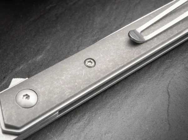 Nóż Böker Plus Kwaiken Air Mini Titanium Smukła konstrukcja i ekskluzywny dobór materiałów sprawiają, że Boker Plus Kwaiken Air to klasyczne skrzyżowanie męskiego folderu z nożem taktycznym. Aby to pomostowanie było jeszcze łatwiejsze, Kwaiken Air Mini oferuje te same wyjątkowe właściwości, co jego starszy brat, ze znacznie zmniejszonymi, a tym samym bardziej przyjaznymi dla kieszeni wymiarami. Dzięki prostemu i praktycznemu kształtowi nowoczesny scyzoryk stał się prawdziwą ikoną. Czyste linie i smukła konstrukcja zostały dodatkowo zoptymalizowane pod kątem bezkompromisowej redukcji wagi w wersji lekkiej, chociaż nóż nadal trzyma całe ostrze, gdy jest zamknięty. Flipper zapewnia intuicyjną obsługę i dodatkowe bezpieczeństwo, a linerlock bezpiecznie blokuje łożysko kulkowe wykonane z VG-10 z imponującym wykończeniem włoskowatym. Lekkość Teczki Gentleman podkreślają wysokiej jakości tytanowe łuski rękojeści, które nadają nożowi niezwykle nowoczesny wygląd. Dostarczane z otworem na smycz, zdejmowanym klipsem do noszenia (tip up/r) i wysokiej jakości nylonowym etui do przechowywania.