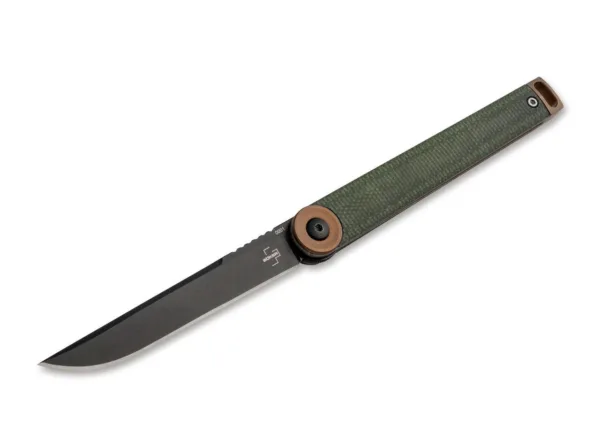 Nóż Böker Plus Kaizen Green Canvas Micarta Popularny Boker Plus Kaizen przekonuje w tej wersji, wyposażony w lekko wyprofilowane łuski rękojeści wykonane z oliwkowo-zielonej płóciennej micarty, a ostrze i klips są pokryte czarną powłoką. Otwór na smycz w kolorze brązu i pierścień wokół śruby osi ostrza stanowią dodatkowe akcenty wizualne. Powstały kontrast kolorystyczny przywodzi na myśl trudy wypraw odkrywczych dawno temu. Japoński termin kaizen składa się z sylab kai (zmiana) i zen (na lepsze) i opisuje ciągłe dążenie do poprawy. Doskonałość staje się zjawiskiem przejściowym i jest jedynie celem pośrednim w ciągłym procesie zmian. Jako elegancki nóż dżentelmena Boker Plus Kaizen oddaje ducha czasu i przekonuje sprytnymi, szczegółowymi rozwiązaniami. Skromność jako znak prawdziwej wielkości jest doskonale ucieleśniona przez minimalistyczną płetwę, która wizualnie niemal stapia się ze smukłym nożem, a mimo to jest bardzo funkcjonalna dzięki jimpingom. Ostrze D2 z łożyskiem kulkowym radzi sobie z codziennymi zadaniami cięcia ze stoickim spokojem i zawsze znajduje drogę powrotną do swojego środka dzięki niezawodnemu linerlockowi. Ozdobna śruba osi ostrza jest wizualnym punktem wyjścia do foldera Gentleman's Folder jako symbolem zmiany formy i funkcji i prowadzi do prostego otworu na smycz na końcu rękojeści. Teksturowany uchwyt z micarty wygodnie leży w dłoni i jest dostarczany z praktycznym klipsem do noszenia w głębokim miejscu (tip-up/r) oraz wysokiej jakości nylonowym pokrowcem do przechowywania.