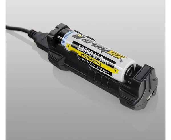 Ładowarka Armytek Handy C1 VE 1CH Kompatybilność z akumulatorami IMR/Li-Ion 4,2 V i algorytm dokładnego ładowania. Indykacji naładowania LED z 4 diodami na kanał. Wbudowany Powerbank kompatybilny z urządzeniami o prądzie ładowania do 2,5A. Inteligentne automatyczne ustalenie poziomu naładowania i optymalnego prądu. Szybkie ładowanie z prądem 2.1A. Wytrzymała i kompaktowa konstrukcja dla wszystkich typów akumulatorów. Idealny do ładowania urządzeń Vape i akumulatorów do nich, telefonów, tabletów i innych gadżetów. Automatyczne rozpoznawanie niestosownych akumulatorów i niewłaściwej polaryzacji. Ładowanie zatrzymuje się automatycznie w zależności od rodzaju akumulatorów. Możliwość wykorzystania samochodowych/ściennych adapterów ze złączem USB. Kabel Micro-USB w zestawie. Powerbank kompatybilny z iPhone’em i iPad’em. 5 lat bezwarunkowej gwarancji.