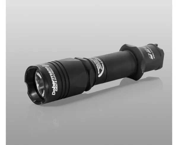 Latarka taktyczna Armytek Dobermann XP-L HI Warm Taktyczna latarka, która łączy dość szerokie światło, ale nie ustępuje zasięgiem wiązki światła drugim modelom. Optymalne rozwiązanie dla tych, którzy nie mogą wybrać między Armytek Viking i Armytek Predator. Solidna obudowa ze standardową średnicą korpusu 1" dla większości mocowań pod lufą. Dodatkowe akcesoria w postaci oryginalnych pilotów są zaprojektowane do wygodnego używania latarki w różnych warunkach. Jasność do 977 OTF Lm. Zasięg do 367 m. Do 18 dni pracy na jednej baterii litowo-jonowej 18650.Akumulator nie wchodzi w skład kompletu.*Grawer na latarce może się różnić od graweru na zdjęciu w zależności od wersji latarki.