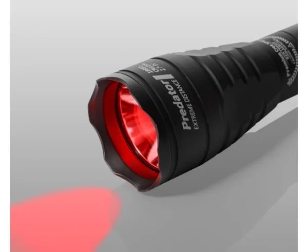 Latarka Armytek Predator XP-E2 Red Trwała i niezawodna taktyczna latarka. Wyraźny, centralny okrąg światła ułatwia skupienie się na celu. Czerwone światło jest dobre do czytania map i pracy z urządzeniami nawigacyjnymi. Nie przeszkadza w widzeniu w nocy i może być również wykorzystana jako lampka sygnalizacyjna. Korpus latarni o standardowej średnicy 1 "odpowiada większości mocowań broni. Czerwone/ zielone/ niebieskie filtry i oryginalne przyciski pilota do wygodnego polowania i bezpiecznego użycia taktycznego. Jasność do 160 OTF Lm. Zasięg do 255 m. Do 18 dni pracy na jednej baterii litowo-jonowej 18650.Akumulator nie wchodzi w skład kompletu.*Grawer na latarce może się różnić od graweru na zdjęciu w zależności od wersji latarki.