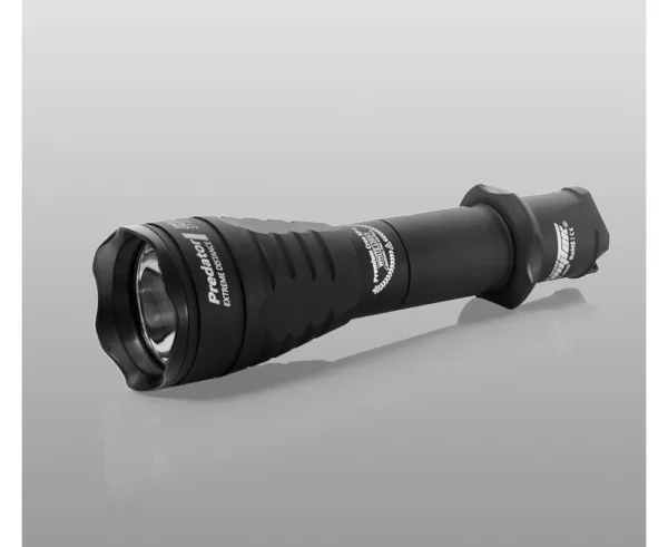 Latarka Armytek Predator XP-E2 Red Trwała i niezawodna taktyczna latarka. Wyraźny, centralny okrąg światła ułatwia skupienie się na celu. Czerwone światło jest dobre do czytania map i pracy z urządzeniami nawigacyjnymi. Nie przeszkadza w widzeniu w nocy i może być również wykorzystana jako lampka sygnalizacyjna. Korpus latarni o standardowej średnicy 1 "odpowiada większości mocowań broni. Czerwone/ zielone/ niebieskie filtry i oryginalne przyciski pilota do wygodnego polowania i bezpiecznego użycia taktycznego. Jasność do 160 OTF Lm. Zasięg do 255 m. Do 18 dni pracy na jednej baterii litowo-jonowej 18650.Akumulator nie wchodzi w skład kompletu.*Grawer na latarce może się różnić od graweru na zdjęciu w zależności od wersji latarki.