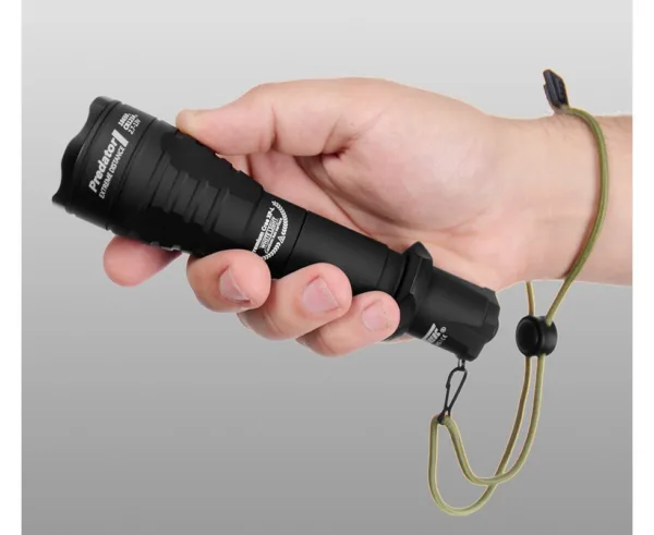 Latarka Armytek Predator XP-E2 Red Trwała i niezawodna taktyczna latarka. Wyraźny, centralny okrąg światła ułatwia skupienie się na celu. Czerwone światło jest dobre do czytania map i pracy z urządzeniami nawigacyjnymi. Nie przeszkadza w widzeniu w nocy i może być również wykorzystana jako lampka sygnalizacyjna. Korpus latarni o standardowej średnicy 1 "odpowiada większości mocowań broni. Czerwone/ zielone/ niebieskie filtry i oryginalne przyciski pilota do wygodnego polowania i bezpiecznego użycia taktycznego. Jasność do 160 OTF Lm. Zasięg do 255 m. Do 18 dni pracy na jednej baterii litowo-jonowej 18650.Akumulator nie wchodzi w skład kompletu.*Grawer na latarce może się różnić od graweru na zdjęciu w zależności od wersji latarki.