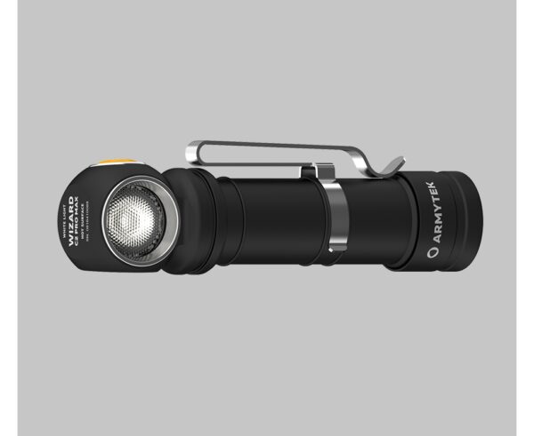 Latarka Armytek Wizard C2 Pro Max Magnet USB White FLAGOWY MODEL LATARKI WIELOFUNKCYJNEJ — JAŚNIEJSZY NIŻ KIEDYKOLWIEKWizard C2 Pro Max to najnowszy model z poszukiwanej na całym świecie, wielofunkcyjnej linii Armytek Wizard. Nie tylko jasne, oszałamiające 4000 lumenów strumienia świetlnego.Szerokie światło zalewające jest idealne zarówno do pracy z bliska, jak i na dużych powierzchniach. Nadaje się do prac usługowych i przemysłowych, zajęć na świeżym powietrzu, sportu.Ważnymi zaletami Wizard C2 Pro Max są szerokie kąty świecenia 110°: 150° i jeszcze płynniejsze przejście pomiędzy oświetleniem centralnym i bocznym. W połączeniu z wydłużonym czasem pracy, dzięki akumulatorowi 21700 Li-Ion o dużej pojemności, funkcje te zapewniają maksymalny komfort użytkowania. Szybkie ładowanie indukcyjne USB pozwala naładować latarkę w zaledwie 5 godzin i 20 minut.Dzięki dołączonemu do zestawu adapterowi latarka działa również na zwykłym zasilaczu 18650. Zaczep na czoło, klips i magnes w tylnej pokrywie zapewniają kilka opcji mocowania. Oryginalne mocowania na kask są przewidziane dla Wizard C2 Pro Max.WIZARD C2 PRO MAX — MULTI-LATARKA 3 W 1LATARKA CZOŁOWAŁatwa obsługa jedną ręką, niezawodny uchwyt na czołoJednoczęściowa obudowa bez długich przewodów, awaryjnych gumowych złączek czy zbędnych elementówLatarkę można łatwo zainstalować, wyjąć i obrócić w uchwycie o 180°Gumowy pierścień z szybkozłączką zapewnia dodatkowe mocowanieLATARKA DO CODZIENNEGO UŻYTKUKompaktowaWygodny przycisk bocznySpecjalne anodowanie na mat bez mocnego grawerowaniaSilny wbudowany magnes i niezawodny zdejmowany stalowy klipsZALETY LATARKI WIZARD C2 PRO MAX NOWEJ GENERACJINowy układ optyczny i obiektyw TIR: przepuszcza więcej lumenów, zapewnia wygodną szeroką wiązkę z bocznym oświetleniem 150°.Maksymalna wydajność diody: szeroka dioda nowej generacji zapewnia lepszą moc światła i imponującą jasność 4000 lumenów.Nowa konstrukcja głowicy: lepsze odprowadzanie ciepła i jaśniejsze światło z większą liczbą lumenów.Powiększony przycisk boczny: aciskanie jest delikatniejsze i wygodniejsze.Unowocześniona elektronika i oprogramowanie układowe: wydłużony czas pracy i zwiększona jasność.Proste sterowanie domyślne: łatwe w użyciu po wyjęciu z pudełka (6 trybów), możliwość przełączenia na profesjonalne zaawansowane sterowanie z 10 trybami.Ulepszone sprężyny: zastosowanie nowych sprężyn w celu lepszej ochrony akumulatora i sterownika oraz zwiększenia wydajności operacyjnej.Stylowa obudowa: matowe anodowanie, elegancki design, branding w nowym stylu korporacyjnym.Szybka magnetyczna ładowarka: ołączony akumulator 21700 Li-Ion 5000 mAh ładuje się w możliwie najkrótszym czasie (5 godz 20 min).ZALETY LATAREK Z SERII WIZARD- Pro Max Elektronika nowej generacji zapewnia imponującą moc światła 4000 lumenów. Stała jasność nawet w niskich temperaturach i nie w pełni naładowanym akumulatorze.- Pro Wielokolorowe wskazanie temperatury, poziomu i stanu naładowania z możliwością wyłączenia.- Wygodna szeroka wiązka z całkowicie przeprojektowanego układu optycznego, obiektyw TIR chroniony przed zarysowaniami przez hartowane szkło antyrefleksyjne.- Innowacyjna technologia pozwala na zastosowanie dowolnego akumulatora Li-Ion 21700 lub 18650 o prądzie wyładowczym 15A i zapewnia pełną ochronę przed zwarciami nawet w przypadku kontaktu portu magnetycznego z metalowymi przedmiotami.- Aktywna ochrona przed przegrzaniem powyżej +58 °С w czasie rzeczywistym.- Pełna ochrona przed wodą, brudem i kurzem zgodnie ze standardem IP68 — latarka działa dalej nawet na głębokości 10 metrów. Wytrzymuje upadki z wysokości do 10 metrów.- Niezawodny i wodoodporny port magnetyczny.- Pełna gwarancja 10 lat.Akumulator 21700 Li-Ion (5000 mAh) w zestawie.Do sprawnego działania latarki zalecamy korzystać z firmowych akumulatorów 21700 Li-Ion. Dodatkowo wraz z adapterem można stosować akumulatory 18650 Li-Ion o długości nie większej niż 70 mm o średnicy do 18.7 mm i dopuszczalnym prądzie rozładowania co najmniej 15A.W zestawie:- latarka,- akumulator Li-Ion 21700  5000mAh,- adapter do akumulatorów typu 18650,- magnetyczna ładowarka,- opaska czołowa,- klips,- 2 zapasowe pierścienie uszczelniające,- instrukcja obsługi.