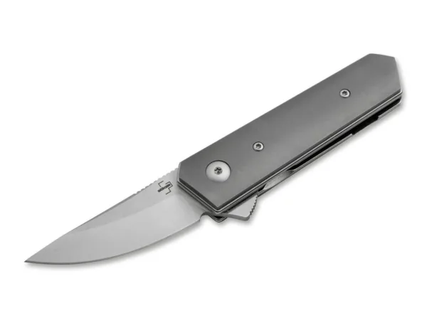 Nóż Böker Plus Kwaiken Stubby Titanium Zaprojektowany przez Lucasa Burnleya, Boker Plus Kwaiken jest nieodłączną częścią naszej oferty od wielu lat i jest produkowany w wielu odmianach. Czyste linie i smukła konstrukcja, która mimo to mieści całe ostrze po zamknięciu, sprawiają, że nóż jest idealnym towarzyszem codziennego użytku. Minimalistyczny Kwaiken Stubby przekonuje teraz tymi samymi wybitnymi cechami, co jego starszy brat, ale został ponownie znacznie zmniejszony pod względem wymiarów.Mimo niewielkich rozmiarów nowoczesny scyzoryk wygodnie leży w dłoni i można go obsługiwać intuicyjnie dzięki flipperowi. Krótkie łożysko kulkowe wykonane z wysokowydajnej stali CPM-S-35VN z metalurgii proszków ma satynowe wykończenie i jest niezawodnie blokowane za pomocą linerlocka. Ekskluzywność tej wersji podkreślają łuski rękojeści wykonane z wysokowytrzymałego tytanu, które nadają nożowi niezwykle nowoczesny wygląd. Dostarczany z otworem na smycz i zdejmowanym klipsem do przenoszenia (wywrotka/p).