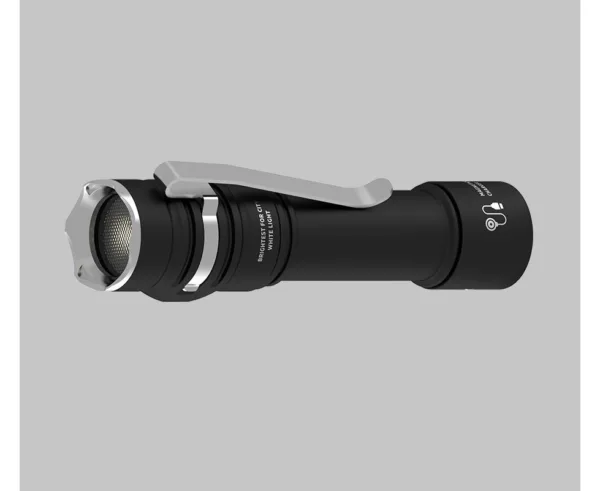 Latarka Armytek PRIME C2 PRO MAGNET USB White NIESAMOWICIE JASNE SZEROKIE ŚWIATŁO W KLASYCZNYM FORMACIEPrime C2 Pro to wszechstronny model na co dzień o wytrzymałej obudowie, wygodnym przycisku bocznym i wygodnym kącie świecenia 120°.Nadaje się zarówno do użytku codziennego, jak i profesjonalnego: spacery lub jazda na rowerze, piesze wycieczki, prace serwisowe i ochrona.Nowa Prime C2 Pro ma imponującą jasność 2400 lumenów i szersze kąty świecenia niż poprzednia wersja. Latarka zyskała również dodatkowe walory konstrukcyjne zapewniające maksymalną wygodę codziennego użytkowania: skrócono długość obudowy, dodano koronkę ochronną. Do latarki dołączony jest akumulator 18650 Li-Ion 3500 mAh o dużej pojemności, który jest ładowany za pomocą firmowego magnetycznego kabla USB.Odpinany klips pewnie mocuje latarkę do szelek plecaka lub kieszeni, a magnes w tylnej pokrywie umożliwia przyczepienie jej do metalowej powierzchni. Stalowa krawędź uderzeniowa, trwały pokrowiec-kabura i opcjonalne filtry barwne pomagają z powodzeniem sprostać każdemu specjalistycznemu zadaniu. Prime C2 Pro jest również kompatybilna z uchwytem rowerowym ABM-01 i może być używana jako reflektor rowerowy.PRIME C2 PRO — LATARKA DO CODZIENNEGO UŻYTKU 2 W 1LATARKA DO CODZIENNEGO UŻYTKU- kompaktowa,- wygodny przycisk boczny,- specjalne anodowanie na mat bez mocnego grawerowania,- wytrzymały nylonowy pokrowiec, silny wbudowany magnes i niezawodny zdejmowany stalowy klips.LATARKA ROWEROWA- trwała i lekka obudowa z aluminium lotniczego,- zwiększona odporność na wstrząsy, nowe sprężyny dla lepszej ochrony akumulatora i sterownika,- stałe światło bez migotania,- opcjonalny szybko zdejmowany uchwyt.CO NOWEGO W PRIME C2 PRONowy układ optyczny i obiektyw TIR: przepuszcza więcej lumenów, zapewnia wygodniejszą szeroką wiązkę z bocznym oświetleniem 120°.Maksymalna wydajność diody: osiągnęliśmy imponujące 2400 lumenów zamiast 1700 lumenów w poprzedniej wersji.Nowa konstrukcja głowicy: lepsze odprowadzanie ciepła i jaśniejsze światło z większą liczbą lumenów.Powiększony przycisk boczny: naciskanie jest delikatniejsze i wygodniejsze.Unowocześniona elektronika i oprogramowanie układowe: wydłużony czas pracy i zwiększona jasność.Proste sterowanie domyślne: łatwe w użyciu po wyjęciu z pudełka (6 trybów), możliwość przełączenia na profesjonalne zaawansowane sterowanie z 12 trybami.Ulepszone sprężyny: zastosowanie nowych sprężyn w celu lepszej ochrony akumulatora i sterownika oraz zwiększenia wydajności operacyjnej.Zredukowane wymiary: pomniejszona obudowa dla jeszcze wygodniejszego noszenia na co dzień.Stalowa koronka ochronna: dla dodatkowej ochrony układu optycznego w przypadku upadku i do samoobrony.Stylowa obudowa: matowe anodowanie, elegancki design, branding w nowym stylu korporacyjnym.Nowa magnetyczna ładowarka: latarka ładuje się 2 razy szybciej (3 godz 40 min).ZALETY LATAREK Z SERII PRIME- Pro Potężna elektronika zapewnia imponujące 2400 lumenów i rekordowe 6.5 miesiąca w trybie Świetlika. Stała jasność nawet w niskich temperaturach i nie w pełni naładowanym akumulatorze.- Pro Wielokolorowe wskazanie temperatury, poziomu naładowania i stanu z możliwością wyłączenia tego ostatniego.- Wygodna szeroka wiązka z całkowicie przeprojektowanego układu optycznego, obiektyw TIR chroniony przed zarysowaniami przez hartowane szkło antyrefleksyjne.- Innowacyjna technologia pozwala na zastosowanie dowolnych akumulatorów 18650 Li-Ion o prądzie rozładowania 10A i zapewnia pełną ochronę przed zwarciami nawet w przypadku kontaktu portu magnetycznego z metalowymi przedmiotami.- Aktywna ochrona przed przegrzaniem powyżej +58 °С w czasie rzeczywistym.- Pełna ochrona przed wodą, brudem i kurzem zgodnie ze standardem IP68 — latarka działa dalej nawet na głębokości 10 metrów. Wytrzymuje upadki z wysokości do 10 metrów.- Niezawodny i wodoodporny port magnetyczny.- Pełna gwarancja 10 lat.Akumulator 18650 Li-Ion (3500 mAh) w zestawie.Do stabilnej pracy latarki zalecamy korzystać z firmowych akumulatorów 18650 Li-Ion bez płyty ochronnej lub akumulatorów z płytą ochronną, zapewniającą prąd rozładowania 10A.