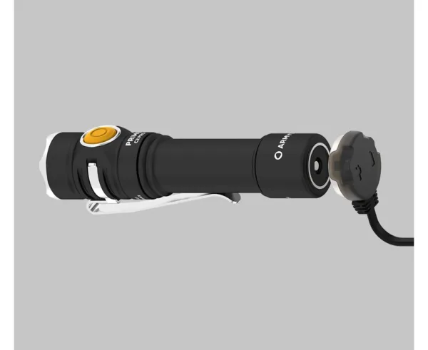 Latarka Armytek PRIME C2 PRO MAGNET USB White NIESAMOWICIE JASNE SZEROKIE ŚWIATŁO W KLASYCZNYM FORMACIEPrime C2 Pro to wszechstronny model na co dzień o wytrzymałej obudowie, wygodnym przycisku bocznym i wygodnym kącie świecenia 120°.Nadaje się zarówno do użytku codziennego, jak i profesjonalnego: spacery lub jazda na rowerze, piesze wycieczki, prace serwisowe i ochrona.Nowa Prime C2 Pro ma imponującą jasność 2400 lumenów i szersze kąty świecenia niż poprzednia wersja. Latarka zyskała również dodatkowe walory konstrukcyjne zapewniające maksymalną wygodę codziennego użytkowania: skrócono długość obudowy, dodano koronkę ochronną. Do latarki dołączony jest akumulator 18650 Li-Ion 3500 mAh o dużej pojemności, który jest ładowany za pomocą firmowego magnetycznego kabla USB.Odpinany klips pewnie mocuje latarkę do szelek plecaka lub kieszeni, a magnes w tylnej pokrywie umożliwia przyczepienie jej do metalowej powierzchni. Stalowa krawędź uderzeniowa, trwały pokrowiec-kabura i opcjonalne filtry barwne pomagają z powodzeniem sprostać każdemu specjalistycznemu zadaniu. Prime C2 Pro jest również kompatybilna z uchwytem rowerowym ABM-01 i może być używana jako reflektor rowerowy.PRIME C2 PRO — LATARKA DO CODZIENNEGO UŻYTKU 2 W 1LATARKA DO CODZIENNEGO UŻYTKU- kompaktowa,- wygodny przycisk boczny,- specjalne anodowanie na mat bez mocnego grawerowania,- wytrzymały nylonowy pokrowiec, silny wbudowany magnes i niezawodny zdejmowany stalowy klips.LATARKA ROWEROWA- trwała i lekka obudowa z aluminium lotniczego,- zwiększona odporność na wstrząsy, nowe sprężyny dla lepszej ochrony akumulatora i sterownika,- stałe światło bez migotania,- opcjonalny szybko zdejmowany uchwyt.CO NOWEGO W PRIME C2 PRONowy układ optyczny i obiektyw TIR: przepuszcza więcej lumenów, zapewnia wygodniejszą szeroką wiązkę z bocznym oświetleniem 120°.Maksymalna wydajność diody: osiągnęliśmy imponujące 2400 lumenów zamiast 1700 lumenów w poprzedniej wersji.Nowa konstrukcja głowicy: lepsze odprowadzanie ciepła i jaśniejsze światło z większą liczbą lumenów.Powiększony przycisk boczny: naciskanie jest delikatniejsze i wygodniejsze.Unowocześniona elektronika i oprogramowanie układowe: wydłużony czas pracy i zwiększona jasność.Proste sterowanie domyślne: łatwe w użyciu po wyjęciu z pudełka (6 trybów), możliwość przełączenia na profesjonalne zaawansowane sterowanie z 12 trybami.Ulepszone sprężyny: zastosowanie nowych sprężyn w celu lepszej ochrony akumulatora i sterownika oraz zwiększenia wydajności operacyjnej.Zredukowane wymiary: pomniejszona obudowa dla jeszcze wygodniejszego noszenia na co dzień.Stalowa koronka ochronna: dla dodatkowej ochrony układu optycznego w przypadku upadku i do samoobrony.Stylowa obudowa: matowe anodowanie, elegancki design, branding w nowym stylu korporacyjnym.Nowa magnetyczna ładowarka: latarka ładuje się 2 razy szybciej (3 godz 40 min).ZALETY LATAREK Z SERII PRIME- Pro Potężna elektronika zapewnia imponujące 2400 lumenów i rekordowe 6.5 miesiąca w trybie Świetlika. Stała jasność nawet w niskich temperaturach i nie w pełni naładowanym akumulatorze.- Pro Wielokolorowe wskazanie temperatury, poziomu naładowania i stanu z możliwością wyłączenia tego ostatniego.- Wygodna szeroka wiązka z całkowicie przeprojektowanego układu optycznego, obiektyw TIR chroniony przed zarysowaniami przez hartowane szkło antyrefleksyjne.- Innowacyjna technologia pozwala na zastosowanie dowolnych akumulatorów 18650 Li-Ion o prądzie rozładowania 10A i zapewnia pełną ochronę przed zwarciami nawet w przypadku kontaktu portu magnetycznego z metalowymi przedmiotami.- Aktywna ochrona przed przegrzaniem powyżej +58 °С w czasie rzeczywistym.- Pełna ochrona przed wodą, brudem i kurzem zgodnie ze standardem IP68 — latarka działa dalej nawet na głębokości 10 metrów. Wytrzymuje upadki z wysokości do 10 metrów.- Niezawodny i wodoodporny port magnetyczny.- Pełna gwarancja 10 lat.Akumulator 18650 Li-Ion (3500 mAh) w zestawie.Do stabilnej pracy latarki zalecamy korzystać z firmowych akumulatorów 18650 Li-Ion bez płyty ochronnej lub akumulatorów z płytą ochronną, zapewniającą prąd rozładowania 10A.