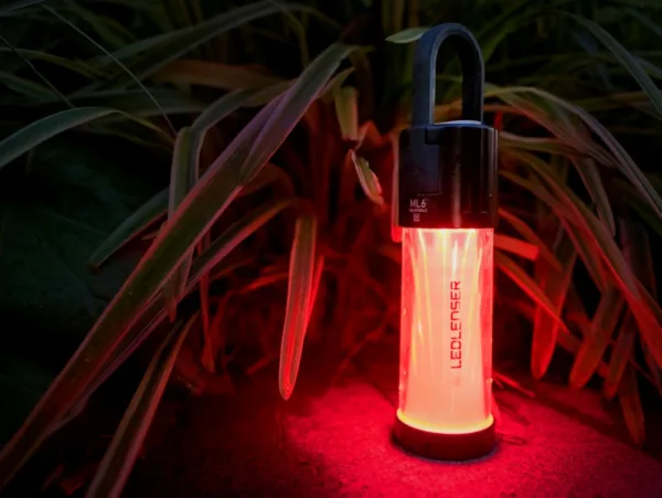 Latarka Ledlenser ML6 ConnectWL Latarnia Outdoor ML6 Connect Warm Light jest małą , sterowaną zdalnie latarką campingową do wszelkich zastosowań. Dzięki najnowocześniejszej technologii Micro- Prism idealnie oświetla otoczenie – albo jasnym, ciepłym światłem albo światłem czerwonym, dla lepszego widzenia po ciemku. Aplikacja Ledlenser Connect App oraz zdalne sterowanie pilotem pozwala napersonalizowanie ustawień osobistych oraz sterowanie na odleglość. Latarnia spełnia także funkcje Powerbanku i jest wyposażona w wiele dodatkowych akcesoriów, a tym samym wielozadaniowa.• Najnowocześniejsza technologia soczewki emutującej białe, jasne , jednorodne i ciepłe światło o wysokiej wydajności energetycznej• Spersonalizowane ustawienia poprzez sterowanie pilotem poprzez aplikacje Ledlenser Connect App• Łatwe ładowanie akumulatora dzięki Magnetic Charge System, wysoki stopień ochrony przed pyłem i wodą• Dodatkowe światło czerwone do lepszego widzenia w nocy• Technologia Dual Power pozwala na przedłużenie żywotności dzięki zastosowaniu akumulatora, a także alternatywnie baterii• Karabińczyk do zamocowania latarki np. przy plecaku• W stopce z haczykiem do powieszenia , magnes do mocowania na powierzchniach metalowych