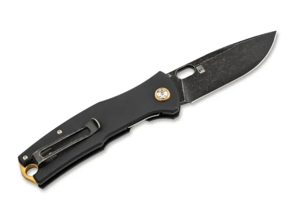 Nóż Böker Plus Fieldfolder Boker Plus Fieldfolder zaprojektowany przez Jespera Voxnaesa bez trudu wykonuje wszystkie zadania związane z cięciem i przekonuje zarówno w życiu codziennym, jak i podczas użytkowania. Niezawodny scyzoryk jest dostarczany z ciemnym ostrzem stonewash wykonanym z D2, które jest obsługiwane przez otwór na kciuk i zabezpieczone wytrzymałym linerlockiem. Wkładki zagłębione w efektowną teksturowaną czarną łuskę uchwytu G10 są wykonane ze stali nierdzewnej, podczas gdy częściowo odsłonięta przekładka jest wykonana z mosiądzu. Również pierścień w kolorze mosiądzu wokół ozdobnej śruby obrotowej stanowi dodatkowy akcent wizualny. Wypustki wokół oparcia kciuka i na końcu rękojeści zwiększają bezpieczeństwo pracy. Z otworem na smycz, klipsem do przenoszenia głębokiego (tip up/r) i wysokiej jakości nylonowym pokrowcem do przechowywania.