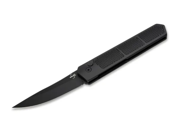 Nóż Böker Plus Kwaiken Grip Auto Black Boker Plus Kwaiken Grip Auto to kolejna wersja popularnego składanego noża Lucasa Burnleya, który stał się prawdziwą ikoną w świecie noży dzięki przejrzystemu i praktycznemu kształtowi. Znany projektant i pełnoetatowy knifemaker z USA po raz kolejny zrewidował dla nas swój projekt, dzięki czemu smukły folder jeszcze lepiej spełnia wysokie wymagania sił taktycznych. Wyposażony jest w satynowane ostrze wykonane z D2, które otwiera się automatycznie za pomocą przycisku. Rękojeść wykonana z lekkiego aluminium ma antypoślizgową teksturę, dzięki czemu bardzo pewnie leży w dłoni. W zestawie z ukrytym otworem na smycz, klipsem (do góry/z tyłu) i wysokiej jakości nylonowym etui do przechowywania.