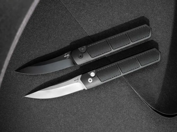 Nóż Böker Plus Kwaiken Grip Auto Black Boker Plus Kwaiken Grip Auto to kolejna wersja popularnego składanego noża Lucasa Burnleya, który stał się prawdziwą ikoną w świecie noży dzięki przejrzystemu i praktycznemu kształtowi. Znany projektant i pełnoetatowy knifemaker z USA po raz kolejny zrewidował dla nas swój projekt, dzięki czemu smukły folder jeszcze lepiej spełnia wysokie wymagania sił taktycznych. Wyposażony jest w satynowane ostrze wykonane z D2, które otwiera się automatycznie za pomocą przycisku. Rękojeść wykonana z lekkiego aluminium ma antypoślizgową teksturę, dzięki czemu bardzo pewnie leży w dłoni. W zestawie z ukrytym otworem na smycz, klipsem (do góry/z tyłu) i wysokiej jakości nylonowym etui do przechowywania.