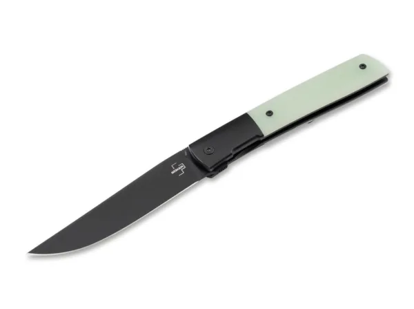 Nóż Böker Plus Urban Trapper Premium G10 Jade Boker Plus Urban Trapper zaprojektowany przez Brada Zinkera przekonuje w tej nowoczesnej wersji premium dostarczanej z ostrzem łożyska kulkowego wykonanym z metalurgii proszków M390 i dyskretnym przednim flipperem. Powlekana na czarno stal o wysokiej wydajności firmy Böhler wykazuje maksymalną odporność na zużycie i bez wysiłku radzi sobie ze wszystkimi codziennymi zadaniami cięcia. Ostrze jest unieruchomione solidną ramą z wkładką ze stali nierdzewnej. Wyżłobienia w okolicy oparcia kciuka dodatkowo zwiększają bezpieczeństwo pracy. Urban Trapper Premium ma integralną konstrukcję z wytrzymałym korpusem rękojeści wykonanym z czarnego powlekanego tytanu, który jest wyfrezowany z litego materiału i stanowi również wyprofilowane podpory dżentelmeńskiego noża. Powstałą lekkość stopy podkreślają podobnie wyprofilowane łuski uchwytów wykonane z Natural Jade G10, półprzezroczystej oryginalnej odmiany wytrzymałego materiału kompozytowego. Dostarczany z frezowanym klipsem z tytanu (czubkiem do góry/p) i wysokiej jakości nylonowym etui do przechowywania.