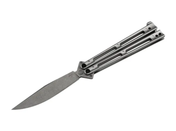 Nóż Böker Plus Papillon Boker Plus Papillon to w pełni wyrośnięty Balisong dostarczany ze szkieletowymi połówkami uchwytów ze stali nierdzewnej z matowym wykończeniem kulkami. Znany również jako nóż motylkowy, Balisong zawdzięcza swoją nazwę prostemu mechanizmowi składania dzielonej rękojeści, która jest znacznie mniej podatna na zabrudzenia niż inne mechanizmy. Ostrze Clippoint z łożyskiem kulkowym jest również wykonane z D2 z matowym wykończeniem stonewash. Wyraźny ricasso podkreśla taktyczny charakter noża. Z wysokiej jakości nylonowym etui do przechowywania.