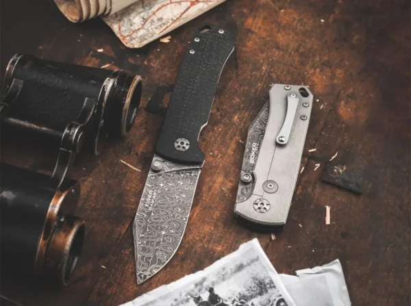 Nóż Böker Solingen Tiger-Damascus Imponujący Boker Tiger-Damascus dodaje wyjątkowy model do naszej serii scyzoryków przesiąkniętych historią. Nóż kolekcjonerski z historyczną przeszłością to prawdziwy kawałek żywej historii i łączy wysokiej jakości wykonanie z autentycznymi materiałami. Znany na całym świecie jako Tygrys, Panzerkampfwagen VI był używany przez Wehrmacht późnym latem 1942 roku. Uważany jest za jeden z najsłynniejszych czołgów w historii, pomimo skromnej liczby wyprodukowanej zaledwie 1350 sztuk i wynikającego z tego niskiego znaczenia strategicznego. Rozwój czołgu ciężkiego sięga 1937 roku, a seryjną produkcję rozpoczęto w sierpniu 1942 roku. Dziś zachowało się tylko siedem egzemplarzy, które są wystawiane na całym świecie. Ze względu na niską dostępność tzw. Frankentiger został nawet zmontowany w tym celu z wraków z różnych lat produkcji.Używane przez nas części czołgu pochodzą z czołgu Tiger I z Schwere Panzerabteilung 502, który został zniszczony w walce na Łotwie latem 1944 roku w gęsto zalesionym terenie w pobliżu miejscowości Bauska. Na podstawie szczątków znalezionych w pierwotnym miejscu wykopalisk ustalono, że ten Tygrys był modelem od początku do połowy produkcji. Badanie zniszczeń bojowych szczątków, zapisy wojskowe i lokalne relacje historyczne wykazały, że ten czołg Tygrys zderzył się zarówno z rosyjskim czołgiem średnim T-34, jak i z działem przeciwpancernym SU-76, a także został uszkodzony przez stacjonarny dział przeciwpancerny 45 mm. -pistolet czołgowy. Nadal nie jest jasne, które z uderzeń spowodowało największe szkody i przypieczętowało los Tygrysa. Ponieważ jednak w ciężkim pancerzu utkwiło kilka odłamków kal. 76 mm, zakłada się, że pobliski T-34 zadał decydujące trafienia, zanim również został zniszczony 300 metrów dalej.Otto Carius i Albert Kerscher, dwaj najbardziej utytułowani dowódcy czołgów II wojny światowej, próbowali w tym czasie powstrzymać natarcie sił sowieckich na Rygę za pomocą Schwere Panzerabteilung 502. Dywizja była w stanie tak niszczycielsko pokonać wroga siłami blokującymi w pobliżu Tukums, że był w stanie wycofać się do łotewskiej Kurlandii wraz z ponad 500 000 innymi żołnierzami Heeresgruppe Nord. Tam wojska zostały otoczone w dalszym biegu sowieckiego natarcia. Kocioł Kurlandzki służył jako przyczółek i mógł być dostarczany przez Kriegsmarine drogą morską. Wytrzymał sześć poważnych ataków sił sowieckich aż do bezwarunkowej kapitulacji w dniu 8 maja 1945 r.Boker Tiger-Damaszek o prostych krawędziach jest wyposażony w unikalne ostrze damasceńskie wykonane ze stali czołgu bojowego zniszczonego w Bauska. Niestalowy damaszek z mozaiki jest wykuty dla nas ręcznie przez Chada Nicholsa we wzór Nieustraszonego i przypomina ślady czołgów pozostawione w ziemi przez ciężkie gąsienice Tygrysa. W przeciwieństwie do tradycyjnego damaszku, produkcja mozaiki damasceńskiej nie tworzy warstw, ale złożone sztabki damasceńskie są ręcznie formowane w mozaikę w skomplikowanym i bardzo skomplikowanym procesie. Ostrze z łożyskiem kulkowym jest otwierane za pomocą kołka kciuka i blokowane przez solidną stalową ramę z wykończeniem stonewash, podczas gdy blokada Hinderer działa jako zabezpieczenie przed nadmiernym wysunięciem zamka. Ogólny kształt noża nawiązuje do słynnych linii czołgu, a ozdobna śruba obrotowa jest wzorowana na głównym kole napędowym. Lekko wyprofilowane łuski rękojeści wykonane z jutowej micarty posiadają precyzyjnie wyfrezowane rowki, które przywodzą na myśl charakterystyczną strukturę powierzchni powłoki Zimmerit niemieckich pojazdów opancerzonych. Z otworem na smycz i wyfrezowanym klipsem (do góry/z tyłu) ze stalową kulką. Wykonane ręcznie w Manufakturze Boker Knife w Solingen. Dostarczany z eleganckim podwieszanym wyświetlaczem, certyfikatem autentyczności i indywidualnym numerem seryjnym.