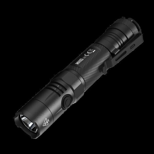 Latarka Nitecore MH10 V2 Ultralekka i kompaktotwa latarka do wielu zadań. Doskonale sprawdzi się jako narzędzie użytku codziennego, podczas campingu czy trekkingu, a także do działań poszukiwawczych czy ratunkowych.Trwały metalowy włącznik boczny jest bardzo wygodny nawet przy użytkowaniu latarki w rękawiczkach. W zestawie załączono taktyczną kaburę NTH10, która została zaprojektowana dla organów ścigania. Jest kompatkowa, elastyczna i umożliwia szybkie wyciągnięcie latarki.Cechy:• Wykorzystuje diodę CREE XP-L2 V6 o maksymalnej mocy 1200 lumenów• Maksymalna szczytowa intensywność wiązki 10200 cd i maksymalnym zasięgu do 202 metrów• System optyczny połączony z powłoką krystaliczną i „Precyzyjną technologią optyki cyfrowej” (PDOT)• Zasilany akumulatorem litowo-jonowym 21700 o dużej pojemności, kompatybilny z akumulatorami18650 i CR123, zapewniający czas pracy do 1500 godzin• Metalowy przełącznik boczny kontroluje 4 poziomy jasności i 3 tryby specjalne• Tryb STROBE wykorzystuje losowo zmieniające się częstotliwości, aby uzyskać silniejszą dezorientację• Wskaźnik zasilania pod przełącznikiem bocznym wskazuje pozostałą moc baterii • Wskaźnik zasilania może wyświetlać napięcie baterii (+0,1 V)• Inteligentny obwód ładowania akumulatora litowo-jonowego z portem USB-C• W zestawie akumulator litowo-jonowy NITECORE 21700 (NL2140 4000 mAh)• Wysoce wydajny obwód stały zapewnia stabilną moc wyjściową• Wbudowany moduł zaawansowanej regulacji temperatury (ATR)• Elektroniczna ochrona przed odwrotną polaryzacją• Soczewki optyczne z dwustronną powłoką odporną na zarysowania• Wykonany ze stopu aluminium klasy aero• Mocne anodowane wykończenie klasy wojskowej HA III• Wodoszczelność zgodna z klasą IP68 (2 metry zanurzalne)• Odporna na upadek z 1 m• Możliwość postawienia w pionieDane:Długość: 147mmŚrednica głowicy: 25,4 mmŚrednica korpusu: 25,4 mmŚrednica korpusu (tył): 27,2 mmWaga: 77,5 gZestaw zawiera:- latarkę MH10 V2,- akumulator Li-ion 21700 4000 mAh,- adapter dla akumulatorów 18650/CR123,- przewód ładujący USB-C,- zapasowy o-ring,- kabura taktyczna NTH10,- smycz,- klips.