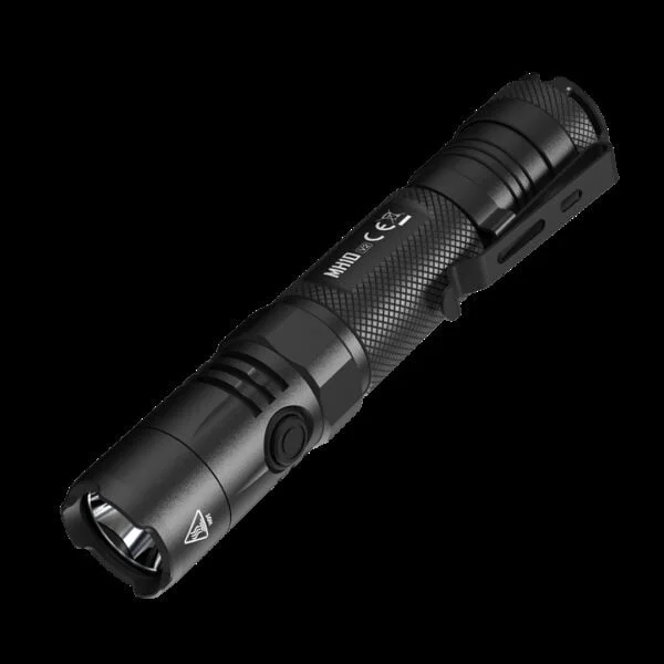 Latarka Nitecore MH10 V2 Ultralekka i kompaktotwa latarka do wielu zadań. Doskonale sprawdzi się jako narzędzie użytku codziennego, podczas campingu czy trekkingu, a także do działań poszukiwawczych czy ratunkowych.Trwały metalowy włącznik boczny jest bardzo wygodny nawet przy użytkowaniu latarki w rękawiczkach. W zestawie załączono taktyczną kaburę NTH10, która została zaprojektowana dla organów ścigania. Jest kompatkowa, elastyczna i umożliwia szybkie wyciągnięcie latarki.Cechy:• Wykorzystuje diodę CREE XP-L2 V6 o maksymalnej mocy 1200 lumenów• Maksymalna szczytowa intensywność wiązki 10200 cd i maksymalnym zasięgu do 202 metrów• System optyczny połączony z powłoką krystaliczną i „Precyzyjną technologią optyki cyfrowej” (PDOT)• Zasilany akumulatorem litowo-jonowym 21700 o dużej pojemności, kompatybilny z akumulatorami18650 i CR123, zapewniający czas pracy do 1500 godzin• Metalowy przełącznik boczny kontroluje 4 poziomy jasności i 3 tryby specjalne• Tryb STROBE wykorzystuje losowo zmieniające się częstotliwości, aby uzyskać silniejszą dezorientację• Wskaźnik zasilania pod przełącznikiem bocznym wskazuje pozostałą moc baterii • Wskaźnik zasilania może wyświetlać napięcie baterii (+0,1 V)• Inteligentny obwód ładowania akumulatora litowo-jonowego z portem USB-C• W zestawie akumulator litowo-jonowy NITECORE 21700 (NL2140 4000 mAh)• Wysoce wydajny obwód stały zapewnia stabilną moc wyjściową• Wbudowany moduł zaawansowanej regulacji temperatury (ATR)• Elektroniczna ochrona przed odwrotną polaryzacją• Soczewki optyczne z dwustronną powłoką odporną na zarysowania• Wykonany ze stopu aluminium klasy aero• Mocne anodowane wykończenie klasy wojskowej HA III• Wodoszczelność zgodna z klasą IP68 (2 metry zanurzalne)• Odporna na upadek z 1 m• Możliwość postawienia w pionieDane:Długość: 147mmŚrednica głowicy: 25,4 mmŚrednica korpusu: 25,4 mmŚrednica korpusu (tył): 27,2 mmWaga: 77,5 gZestaw zawiera:- latarkę MH10 V2,- akumulator Li-ion 21700 4000 mAh,- adapter dla akumulatorów 18650/CR123,- przewód ładujący USB-C,- zapasowy o-ring,- kabura taktyczna NTH10,- smycz,- klips.