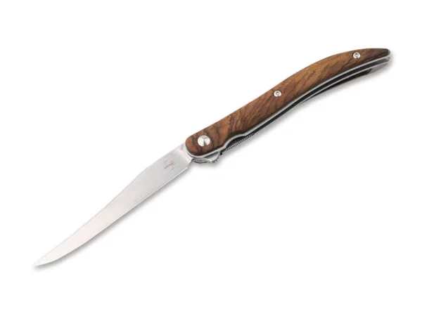 Nóż Böker Plus Texas Tooth Pick Flipper Cocobolo Niekończąca się otwarta przestrzeń prerii, bydło longhorn i głośne „Yee-Haw”. Pomimo swojej bogatej historii, amerykański stan Teksas jest dziś uwielbioną idyllą Zachodu. W XIX wieku nóż Texas Tooth Pick był szeroko rozpowszechniony, zwłaszcza wśród rolników i odważnych żołnierzy fortuny. Jako dalszy rozwój noży Navaja sprowadzonych przez hiszpańskich osadników, wariant Texas ma uderzająco długą klingę i ogólnie smukłą konstrukcję. Te cechy predestynowały wykałaczkę Texas do różnych zadań. Od celów rolniczych, takich jak pobieranie próbek w celu określenia jakości owoców i warzyw, przez filetowanie ryb, po napędzane adrenaliną pojedynki śmiałków, dżentelmeński nóż obejmował szerokie spektrum. Boker Plus reinterpretuje popularną konstrukcję i zapewnia wykałaczce Texas z typową innowacyjną wydajnością. Flipper otwiera ostrze VG-10 z łożyskiem kulkowym z jedwabiście gładkim wykończeniem Hairline i przyspiesza codzienną pracę. W przeciwieństwie do swojego historycznego modelu, nóż dżentelmeński jest niezawodnie blokowany liner lockiem, co znacznie zwiększa jego przydatność do codziennego użytku. Zakrzywione łuski z uchwytami wykonane są z wykwintnego drewna cocobolo i zapewniają idealne ułożenie dłoni oraz klasyczny wygląd. Frezowany klips tip-up (r) ma wykończenie stonewash. Pochodzi z odrobiną Dzikiego Zachodu.