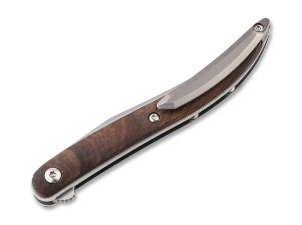 Nóż Böker Plus Texas Tooth Pick Flipper Cocobolo Niekończąca się otwarta przestrzeń prerii, bydło longhorn i głośne „Yee-Haw”. Pomimo swojej bogatej historii, amerykański stan Teksas jest dziś uwielbioną idyllą Zachodu. W XIX wieku nóż Texas Tooth Pick był szeroko rozpowszechniony, zwłaszcza wśród rolników i odważnych żołnierzy fortuny. Jako dalszy rozwój noży Navaja sprowadzonych przez hiszpańskich osadników, wariant Texas ma uderzająco długą klingę i ogólnie smukłą konstrukcję. Te cechy predestynowały wykałaczkę Texas do różnych zadań. Od celów rolniczych, takich jak pobieranie próbek w celu określenia jakości owoców i warzyw, przez filetowanie ryb, po napędzane adrenaliną pojedynki śmiałków, dżentelmeński nóż obejmował szerokie spektrum. Boker Plus reinterpretuje popularną konstrukcję i zapewnia wykałaczce Texas z typową innowacyjną wydajnością. Flipper otwiera ostrze VG-10 z łożyskiem kulkowym z jedwabiście gładkim wykończeniem Hairline i przyspiesza codzienną pracę. W przeciwieństwie do swojego historycznego modelu, nóż dżentelmeński jest niezawodnie blokowany liner lockiem, co znacznie zwiększa jego przydatność do codziennego użytku. Zakrzywione łuski z uchwytami wykonane są z wykwintnego drewna cocobolo i zapewniają idealne ułożenie dłoni oraz klasyczny wygląd. Frezowany klips tip-up (r) ma wykończenie stonewash. Pochodzi z odrobiną Dzikiego Zachodu.