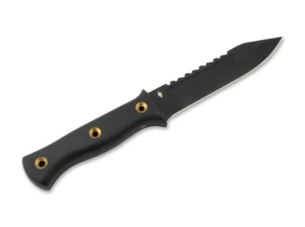 Nóż Böker Plus Pilot Knife Imponujący nóż Pilot Knife od amerykańskiego producenta noży Dave'a Wengera to w pełni wyrośnięty nóż outdoorowy i survivalowy o orientacji taktycznej. Masywne ostrze D2 jest wyjątkowo odporne na krawędzie, wytrzymałe, a także ma odporną na ścieranie powłokę proszkową. Militarny charakter stałej klingi podkreśla rowek po obu stronach oraz charakterystyczny sawback. Ergonomiczne wagi z uchwytem G10 zapewniają wygodny chwyt i bezpieczne trzymanie w każdej sytuacji. Ozdobne wydrążone mosiężne ćwieki pomagają zmniejszyć wagę i mogą być również używane jako otwór na smycz. Dostarczany z dopasowaną pochwą Kydex i klipsem do paska.