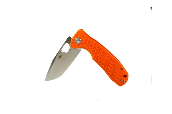 Nóż Honey Badger Tanto Flipper Medium Orange Honey Badger equips the popular Flipper Medium with a distinctive Tanto blade made of 8Cr13MoV and thus underlines the versatility of the popular knife series. Thanks to the flipper and thumb hole, the pocket knife presents itself very flexible and thus emphasizes the EDC character. The ball-bearing blade is held by a sturdy liner lock. The characteristic handle made of FRN is held in a bright orange and is provided with the typical honeycomb structure, which convinces visually and haptically. With tip-up (r) clip and lanyard hole.Translated with www.DeepL.com/Translator (free version)