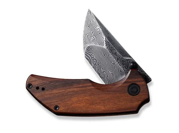 Nóż CIVIVI Thug 2 Cuibourtia Damascus WE Knife Thug miał już wiele do zaoferowania, dlatego CIVIVI Thug 2 idzie w jego ślady. Obejmuje to ostrze Tanto wykonane z najlepszego Damaszku i rękojeść wykonaną ze szlachetnego drewna Bubinga. Szczególnie widoczne jest tutaj podstępne podejście łożyska kulkowego z wklęsłym szlifem na krawędzi tnącej i płaskim szlifem na czubku ostrza. Inne charakterystyczne cechy modelu Thug to dwustronny kołek na kciuk i solidna blokada wkładki. Najpóźniej dwustronny sposób przenoszenia klipsa nadaje nożowi status super oszusta w historii.