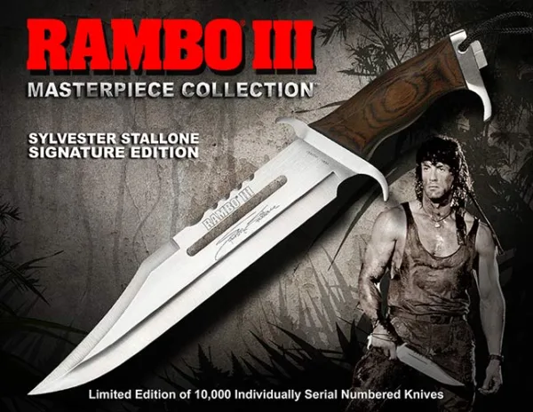 Nóż Rambo 3 SE Z dumą prezentujemy nasze noże Rambo Masterpiece Collection™, najlepsze oficjalnie licencjonowane noże Rambo, jakie kiedykolwiek wyprodukowano.Żaden szczegół nie został oszczędzony, aby te noże były najdokładniejszymi i najwyższej jakości licencjonowanymi nożami Rambo, jakie kiedykolwiek wyprodukowano.Wyróżniony w Rambo III, jest to dokładna reprodukcja noża używanego przez Sylvestra Stallone w tym klasycznym filmie akcji i ma lepsze dopasowanie i wykończenie w porównaniu z poprzednimi licencjonowanymi reprodukcjami.Lepsze dopasowanie i wykończenie w porównaniu z poprzednimi licencjonowanymi reprodukcjami.- Ręcznie szlifowane i polerowane ostrze zapewnia najwyższą jakość wykończenia.- Filmowa pochwa ze skóry bawolej w kolorze ciemnego brązu- Nóż jest dostarczany w wysokiej jakości opakowaniu z niestandardową wkładką z pianki EVA, która zapobiega przemieszczaniu się noża podczas transportu.Ta replika o jakości muzealnej ma imponującą 18-calową długość całkowitą i została wykonana ręcznie z dumą z najlepszych dostępnych materiałów. W komplecie z wysokiej jakości pochwą ze skóry bawolej.Dane techniczne:- Reprodukcja w pełnym rozmiarze.- Duże niestandardowe ostrze typu bowie z przeciwodblaskowym otworem celowniczym.- Ręcznie szlifowane i polerowane ostrze- 457mm długość całkowita.- Najwyższej jakości ostrze o grubości ¼ cala ze stali nierdzewnej 420.- Laminowana rękojeść z twardego drewna z przekładkami G10.- Osłona i głowica ze stali nierdzewnej.- Nylonowa smycz.- Wysokiej jakości licowa pochwa z prawdziwej skóry bawoła z wiązaniem na nogawce.- Oficjalnie licencjonowana reprodukcja.Tylko noże Rambo produkowane i dystrybuowane przez Hollywood Collectibles Group są oficjalnie licencjonowane.