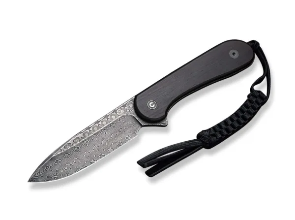 Nóż CIVIVI Fixed Blade Elementum Ebony Damascus Civivi na nowo definiuje prawa żywiołów i przedstawia stały wariant popularnego Elementum. Ostrze typu droppoint wykonane z Damaszku predestynuje nóż do długich wypraw w plener lub do bushcraftu. Rękojeść wykonana z wykwintnego hebanu harmonijnie dopełnia stałe ostrze Elementum. Ze smyczą i dopasowaną osłoną z kydexu oraz klipsem.