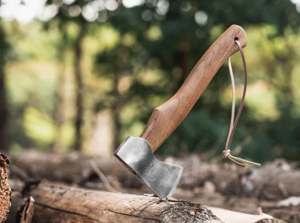 Toporek Appalachów Böker Plus Damast Rozmiar, waga i konstrukcja sprawiają, że jest to siekiera do drobniejszych i bardziej precyzyjnych zadań cięcia. Sercem każdego topora jest głowa. W tym konkretnym projekcie głowica wykonana jest z solidnej stali węglowej damasceńskiej z 360 warstwami, a uszy po bokach oka są typowe dla ręcznie kutych toporów. Krawędź tnąca jest ostra jak brzytwa i, z rękojeścią uchwyconą bezpośrednio pod głową, nadaje się również do prac takich jak rzeźbienie, otaczanie patyków i skórowanie. Zgodnie ze szlachetnym materiałem główki rękojeść wykonana jest z wysokiej jakości dekoracyjnego drewna orzechowego. Dołączona skórzana pochwa wykonana z jasnej skóry bydlęcej w naturalnym kolorze i starannie szyta lamówka niezawodnie chroni krawędź tnącą. Dwa skórzane uchwyty utrzymują siekierę na swoim miejscu. Podwójnie nitowany pasek z tyłu pochewki umożliwia powieszenie lub przymocowanie siekiery do plecaka w celu transportu.