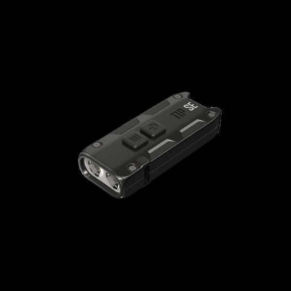 Latarka brelokowa Nitecore TIP SE czarna Cechy:• Wykorzystuje 2 diody LED OSRAM P8 o maksymalnej mocy 700 lumenów• Wykorzystuje całkowicie odblaskową soczewkę optyczną dla jednolitego i "miękkiego" światła• Wbudowana bateria litowo-jonowa 500 mAh• Wbudowany obwód ładowania akumulatora litowo-jonowego z portem USB-C• W zestawie wielofunkcyjny klips• Dostępne 2 tryby użytkownika (tryb DEMO i tryb DAILY)• Łatwa w obsłudze konstrukcja z dwoma przełącznikami• 4 poziomy jasności z bezpośrednim dostępem do trybów TURBO / LOW• Inteligentna funkcja pamięci• Wysoce wydajny obwód prądu stałego zapewnia stabilną moc wyjściową• Wbudowany moduł zaawansowanej regulacji temperatury (ATR)(Patent nr ZL201510534543.6)• Wskaźniki zasilania pod przełącznikami wskazują poziom naładowania baterii• Podwójne metalowe złącze na klucze wytrzymuje do 30 kg wagi• Twarde anodowane wykończenie HA III klasy wojskowej• Odporny na upadki z 1 metraSpecyfikacja:Wymiary: 60mm×24,5mm×13,8mmWaga: 26gW zestawie:- klips,- zapięcie i 2 kółka do kluczy.