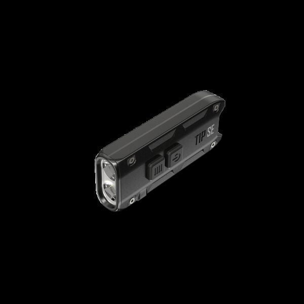 Latarka brelokowa Nitecore TIP SE czarna Cechy:• Wykorzystuje 2 diody LED OSRAM P8 o maksymalnej mocy 700 lumenów• Wykorzystuje całkowicie odblaskową soczewkę optyczną dla jednolitego i "miękkiego" światła• Wbudowana bateria litowo-jonowa 500 mAh• Wbudowany obwód ładowania akumulatora litowo-jonowego z portem USB-C• W zestawie wielofunkcyjny klips• Dostępne 2 tryby użytkownika (tryb DEMO i tryb DAILY)• Łatwa w obsłudze konstrukcja z dwoma przełącznikami• 4 poziomy jasności z bezpośrednim dostępem do trybów TURBO / LOW• Inteligentna funkcja pamięci• Wysoce wydajny obwód prądu stałego zapewnia stabilną moc wyjściową• Wbudowany moduł zaawansowanej regulacji temperatury (ATR)(Patent nr ZL201510534543.6)• Wskaźniki zasilania pod przełącznikami wskazują poziom naładowania baterii• Podwójne metalowe złącze na klucze wytrzymuje do 30 kg wagi• Twarde anodowane wykończenie HA III klasy wojskowej• Odporny na upadki z 1 metraSpecyfikacja:Wymiary: 60mm×24,5mm×13,8mmWaga: 26gW zestawie:- klips,- zapięcie i 2 kółka do kluczy.