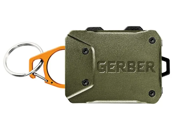 Retraktor Gerber Defender L Blister Retraktor do kluczy lub lekkich narzędzi Gerber Defender L oferuje karabińczyk zaprojektowany tak, aby pasował do palca, zapewniając intuicyjną kontrolę i chwyt z każdej strony, aby bezpiecznie zmniejszyć napięcie. Linka jest chroniona przez system override lock-out, a retraktor można łatwo przypiąć za pomocą szerokiego elastycznego klipsa do paska spodni, plecaka lub do woderów. Najważniejsze funkcje i elementy narzędzia: - Linka Dyneema 121 cm - Korpus wykonany z anodowanego aluminium - Karabińczyk wykonany z anodowanego aluminium w kolorze pomarańczowym - Otwór na smycz - Karabińczyk z funkcją Tip Control w celu zwolnienia napięcia lub zabezpieczenie biegu - Szeroki uchwyt do mocowania - Opatentowany zamek bocznego zwalniania - Wyposażony w kółko na klucze - 3 funkcje - Powłoka antykorozyjna - Zamek zatrzaskowy