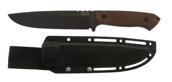 Nóż ZA-PAS Expandable Cerakote Micarta Za-Pas Expandable to większa wersja modelu Ultra Outdoor. Konstrukcji full tang ze stali NMV z powłoką cerakote o wysokiej odporności na korozję, 150 mm ostrze drop point z płaskim szlifem sprawiają, że nóż idealnie nadaje się do cięcia wymagającego dużej ostrości i długiego płaskiego profilu ostrza. Dzięki wcięciom na grzbiecie głowni i choilem kontrolnym wbudowanym w ergonomiczną konstrukcję rękojeści z otworem na smycz, użytkownik zachowuje pewną kontrolę nad nożem. Rękojeść wykonana z brązowej micarty jest wyjątkowo odporna na warunki atmosferyczne i zapewnia przyjemny i pewny chwyt. Kydexowa pochwa z nylonową szlufką na pasekbezpiecznie chroni nóż podczas przenoszenia. Wyprodukowano w Polsce.